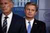 Dan Coats, chef for USA's Nationale Efterretningstjeneste, og bag ham FBI-chef Christopher Wray, ved en briefing i Det Hvide Hus torsdag. Foto: AP/Evan Vucci