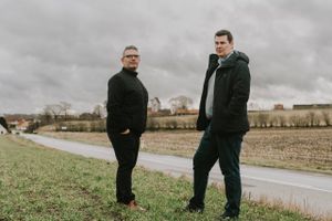 Bach Gruppen har ventet mere end et år på at få behandlet ansøgning om tilladelse til at bore efter varmt vand i Kvols.