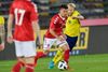 Mikkel Duelund i kampen mod Sverige med Brøndbys Johan Larsson i ryggen. Foto:Björn Larsson Rosvall/TT/Scanpix