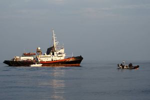 Et skibsforlis i det sydlige Italien er formodentligt årsag til, at døde migranter er fundet på strand.