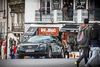 Længere, men lidt smallere og med lidt mindre bagageplads, sådan er den nye Mercedes-Benz E-Klasse sedan og er i Danmark 9. april. Ca. seks måneder senere følger stationcarversionen, der typisk koster 35.000 kr. mere. Den vil som standard have luftaffjedring.
