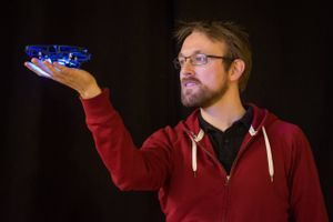 Den 34-årige softwareingeniør Simon Falsig fra Vejle skiftede støvede fabrikshaller i Danmark ud med showdroner i Zürich og nogle af verdens største scener.