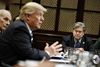 Som ideologisk guru har Steve Bannon (t.h.) dirigeret de første uger af Trumps blitzkrig på en måde, så ingen er i tvivl om, at forandring er på vej. Foto: Evan Vucci/AP