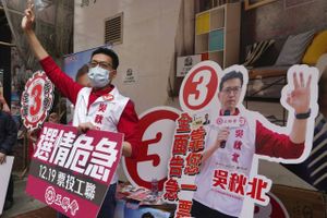 Valget til Hongkongs parlament er søndag gået i gang, men styret i Kina har mindsket vælgernes indflydelse.