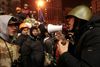 Andrij Parubij (med hjelm) forsøger at overbevise en gruppe demonstranter om at løslade et antal betjente, som de havde fanget i februar 2014 under den værste vold i Kievs gader. Foto: AP