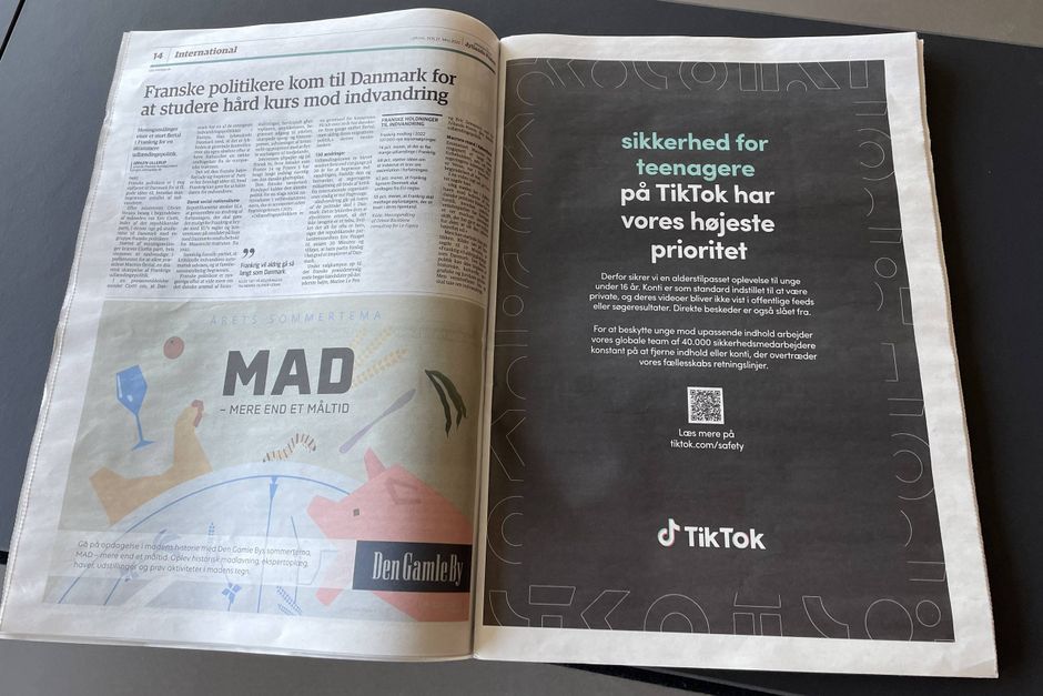Tiktok har indrykket annoncer i danske aviser. De vil blande sig i folkestemningen, siger eksperter. 