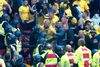 Ifølge Københavns Politi skete urolighederne især efter kampen. Under kampen var der dog også nogle problemer, som her, hvor Brøndby forsøgte at bryde politiets barrikade. Foto: Lars Poulsen