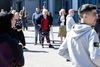 Ligesom Danmark lukkede Norge ned for skolerne i epidemiens første fase, mens man i Sverige fortsat holdt skolerne åbne. Den norske statsminister Erna Solberg var med, da man tidligere i maj lukkede op for skoler på ny - her ses hun med en 10. klasse. Arkivfoto: Vidar Ruud / NTB scanpix