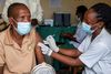 En mand i Rwanda modtager et skud med en covid-19-vaccine på et hospital i hovedstaden Kigali. Foto: Jean Bizimana/Reuters