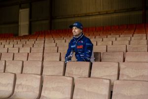 Den danske speedwaylandstræner tilbragte lørdag aften på det yderste af stolen, da VM-serien skulle afgøres.