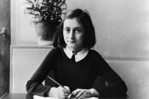 Anne Frank fotograferet som 12-årig i 1941 før familien gik under jorden i Amsterdam. Foto: Ullstein - ADN - Bildarchiv 