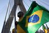 En brasilianer protesterer mod coronatiltag og viser dermed sin støtte til præsident Jair Bolsonaro, der også har kritiseret de tiltag, som landets guvernører har indført for at inddæmme smitten. Foto: Amanda Perobelli/Reuters