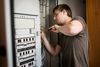 Frederik Høgh har knap halvandet år tilbage af sin uddannelse til elektriker. Men stor mangel på arbejdskraft i branchen er hans uddannelse stort set lig med en jobgaranti. Foto: Rune Aarestrup Pedersen.