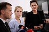 Pia Olsen Dyhr (SF) (th.), Pernille Skipper (EL) og beskæftigelsesminister Peter Hummelgaard (S), da regeringen, SF, Enhedslisten og Dansk Folkeparti præsenterede en aftale om en ret til tidlig pension på et doorstep i Beskæftigelsesministeriet i København natten til lørdag. Foto: Philip Davali/Ritzau Scanpix