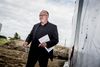 Jens Kramer Mikkelsen får et stort gyldent håndtryk efter fyringen fra jobbet som direktør i By & Havn. Foto: Mads Claus Rasmussen/Ritzau Scanpix