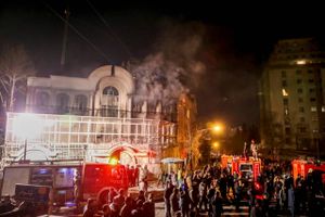 Natten til søndag trængte demonstranter ind i den saudiarabiske ambassade i den iranske hovedstad, Teheran, og satte ild til bygningen, inden de blev fordrevet af sikkerhedsstyrker. Foto: Mohammadreza Nadimi/AP