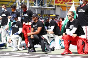 Lewis Hamilton (knælende i midten) inden weekendens grandprix i Østrig, hvor Mercedes-køreren endte i fokus sammen med Red Bulls Alexander Albon
Foto: Mark Thompson / POOL / AFP)  