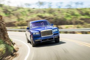 Bentley og Rolls-Royce sælger rekordmange biler verden over. De nye høje SUV’er Bentley Bentayga og Rolls-Royce Cullinan er med til at drive væksten.