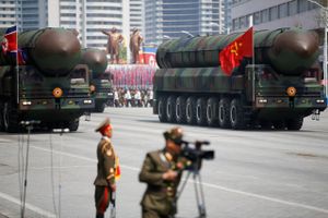 Donald Trump maner til besindighed, efter at Kim Jong-Un og Nordkorea har foretaget flere missiltests. 
