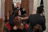 En praktikant forsøger at tage mikrofonen fra CNN-journalisten Jim Acosta under et Trump-pressemøde. Foto: Evan Vucci/AP