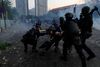 Politi i kamp med demonstranter i forbindelse med urolighederne i Hongkong på Kinas nationaldag, da en 18-årig demonstrant blev såret af pistolskud. Foto: Jorge Silva/Reuters