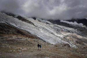 Mange af verdens gletsjere kan være fortid i slutningen af århundredet. Forsker ser dog "en smule håb".