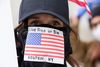 Trods de mange dødsfald i USA har der været demonstrationer for at genåbne samfundet. Foto: AFP