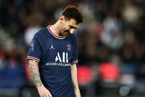 Lionel Messi blev taget ud i pausen, da Paris Saint-Germain slog Lille med 2-1 på hjemmebane. 