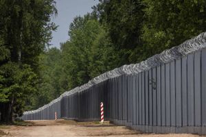 Massivt grænsehegn skal forhindre flygtninge og migranter i at komme ind i Polen fra nabolandet.