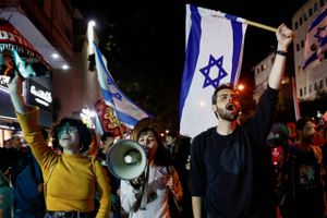 Folk er kommet for at forsvare demokratiet og domstolene, siger Israels tidligere premierminister Lapid.