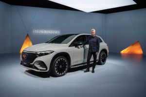 Mærket overhaler Audi og BMW i kampen om at blive først med en stor elektrisk SUV med op til syv stole. Den nye Mercedes EQS SUV bliver den tredje elbil bygget på en helt ny platform udelukkende til elbiler.