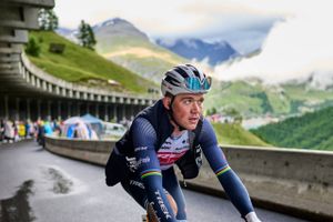 Mads Pedersen blev ramt af flere uheld i løbet af 2021, hvor han dog også vandt endagsløbet Kuurne-Brussels-Kuurne samt etaper i Tour of Norway og Postnord Danmark Rundt. Her kæmper han sig i mål på 9. etape i Tour de France, som han gennemførte for andet år i træk. Foto: Claus Bonnerup
