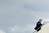 Donald Trump på vej op i Air Force One. Om to uger sætter han kursen mod Schweiz for at deltage i årsmødet i World Economic Forum. Foto: AP Photo/Andrew Harnik