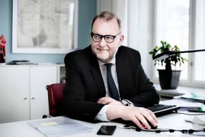 Energi-, forsynings- og klimaminister Lars Christian Lilleholt (V) bliver prikket fra mange sider med kort tid til regeringens energiudspil. Blandt andet af den nye interesseorganisation Synergi, som ønsker endnu højere målsætning om energibesparelser af ministeren. 