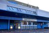 Universitetshospitalet i Croydon er et af 50 hospitaler og centre, der fra tirsdag ventes at begynde at rulle massevaccinationsprogrammet ud i Storbritannien og Nordirland. I første omgang er det ældre over 80 år og sundhedspersonalet, der bliver tilbudt vaccinen. Foto: Gareth Fuller / POOL / AFP