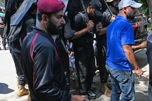 Arrestationen af Pakistans tidligere premierminister Imran Khan har udløst voldsomme uroligheder i Pakistan.