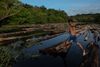 En dreng hopper på tømrerstokke på Manacapuru-floden i Amazonas. I alt er der fjernet et Amazonas-skovområde på størrelse med Spanien - 513.016 kvadratkilometer - på to årtier, hedder det i en ny rapport fra Amazon-miljønetværket, RAISG. Arkivfoto: Ricardo Oliveira/Ritzau Scanpix