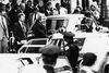 Gerald R. Ford blev forsøgt myrdet med 17 dages mellemrum. Billedet er fra et attentatforsøg den 22 September 1975 i Californien.