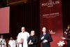 Danmark fik i alt tre nye Michelin-restauranter. To nye restauranter har hver fået en stjerne, nemlig MeMu i Vejle og Jordnær i Gentofte. Københavnske Kadeau fik en ekstra stjerne, og har nu to stjerner. Her er det MeMus ejere, Michael Munk og Mette Derdau, der modtager deres stjerne. Foto: Philip Davali