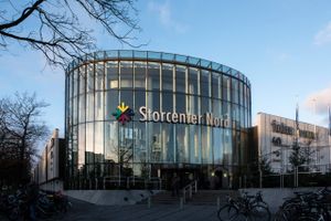 Danmarks Medie- og Journalisthøjskole, DMJX, opførte i 2020 et splinternyt campus. Men den nye bygning har ikke plads til, at de studerende kan undervises samlet i ét auditorium.