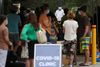 Folk står i kø til en coronatest i det nordlige Sydney. Foto: Loren Elliott/Reuters