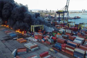 Rederikoncernen Mærsk forsøger at få overblik over containerbrand, der er opstået efter jordskælvet i Tyrkiet.