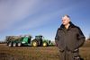 Ifølge Viggo Madsen fra Dollerup Maskinstation bliver det noget nær umuligt og i hvert fald meningsløst at skulle registrere alle de småture, som traktorerne kører ad offentlig vej ud til markerne. Foto: Joachim Ladefoged