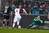 AaBs målmand Nicolai Larsen snupper straffesparket fra Sønderjyskes Lasse Vibe.