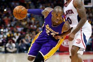 Kobe Bryant rundede 32.000 point, da Los Angeles Lakers tog en tiltrængt sejr i Atlanta.