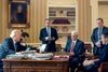 Sean Spicer, bagerst til højre, nægter på vegne af Donald Trumps administration, at medarbejdere i valgkampen skulle have haft kontakt med russisk efterretningstjeneste. Foto: Andrew Harnik/AP