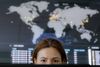 Fra de første meldinger spredte sig om problemer for pengeautomater, regerings-websider og virksomheder i Ukraine, og til angrebet stilnede af omkring 48 timer senere blev stribevis af virksomheder og offentlige myndigheder verden over lammet.. Foto: Vadim Ghirda/AP