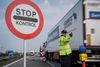 Politibetjent John Andersen kontrollerer pas ved grænsen denne uge. Han er udstationeret fra Midt- og Vestjylland, han arbejder normalt i Viborg. Foto: Joachim Ladefoged