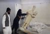 En video, hvor militsfolk fra IS slår statuer af soklerne og ødelægger andre antikke genstande med hamre på museet i Mosul, kom torsdag frem på nettet.