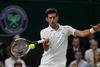Serbiens Novak Djokovic returnerer en bold under Wimbledon-turneringen i 2018. Foto: Kirsty Wigglesworth/AP